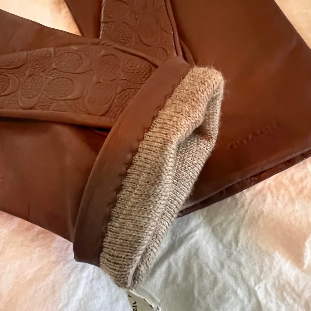 COACH SIGNATURE LINED LEATHER "TECH" GLOVES SIZE 7.5 BROWN
Like new - Picture 8 of 8